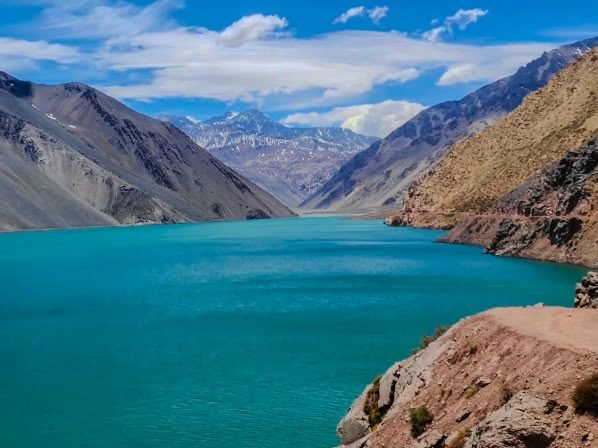 Cordillera de los Andes con montañas nevadas cerca de Santiago de Chile