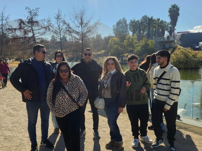 Grupo de viajeros en un parque cerca de Santiago, Chile
